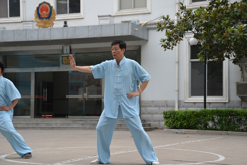 聘請陳式太極拳知名教練教學(xué)，開展太極拳興趣小組活動。