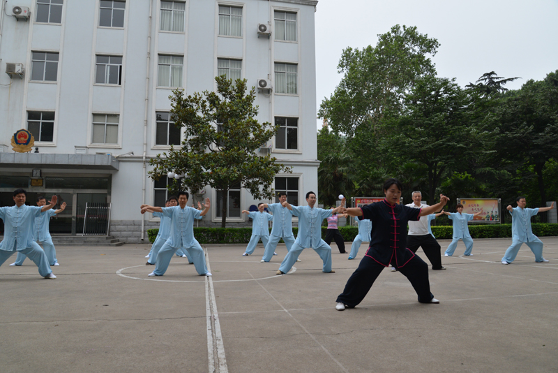 聘請陳式太極拳知名教練教學(xué)，開展太極拳興趣小組活動。