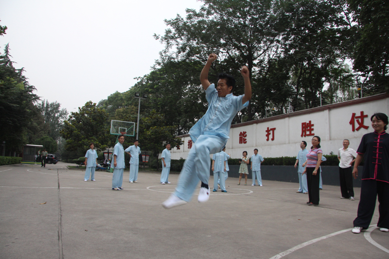 聘請陳式太極拳知名教練教學(xué)，開展太極拳興趣小組活動。